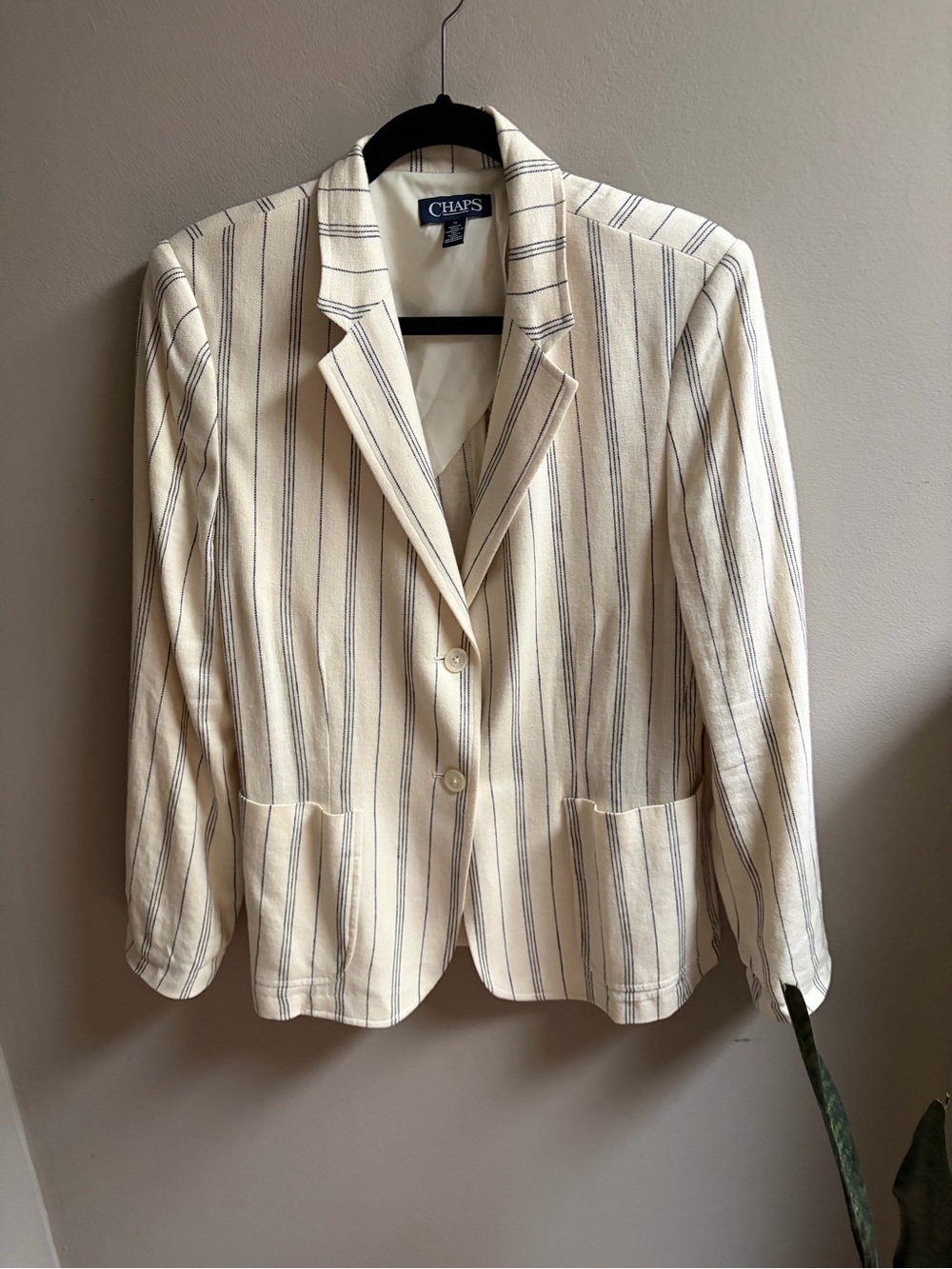 Chaps Cream Striped Blazer Jacket
Fits more like a size 12, FYI